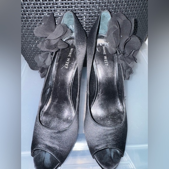 Nine West fashion heel with flower pattern on side - Picture 3 of 4